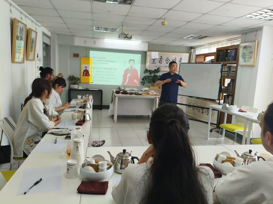 河南省茶艺文化交流协会会长迟奥京授课